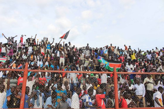남수단 수도 주바에서 열린 지부티와의 아프리카 네이션스컵 예선경기에서 자국 대표팀을 응원하는 남수단 축구팬들 [사진 임흥세]