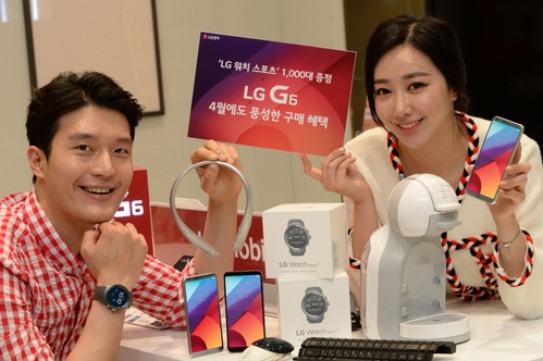 LG전자는 4월 1일부터 31일까지 한 달 간 LG G6 구입 고객 중 추첨을 통해 총 1000명에게 45만원 상당의 ‘LG 워치 스포츠’를 증정하는 구매 혜택을 제공한다. / LG전자 제공