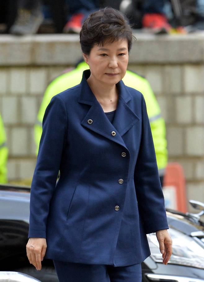 아무말 없이 법정 직행 뇌물수수 등의 혐의로 구속영장이 청구된 박근혜 전 대통령이 30일 오전 구속 전 피의자 심문(영장실질심사)을 받기 위해 서울 서초구 서울중앙지방법원으로 들어서고 있다. 공동취재사진