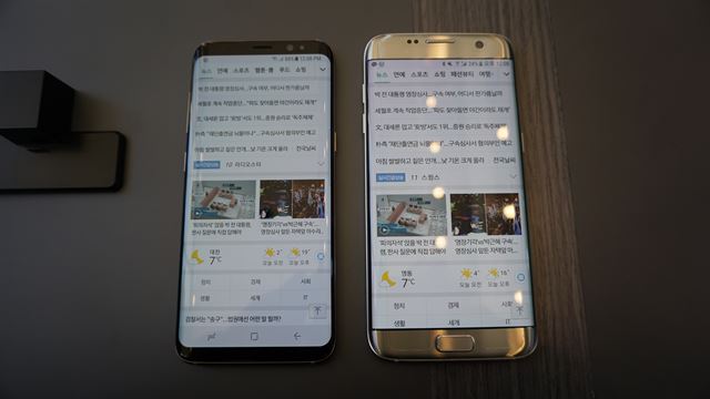 갤럭시S8(왼쪽)와 갤럭시S7엣지. 두 스마트폰은 크기가 거의 동일하지만 같은 화면을 실행했을 때 인피니트 디스플레이를 탑재한 갤럭시S8이 더 많은 정보를 표시한다. 이서희 기자