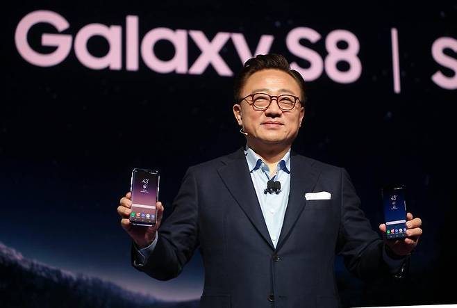 삼성전자 무선사업부 고동진 사장이 갤럭시 S8와 S8 플러스를 소개하고 있다.