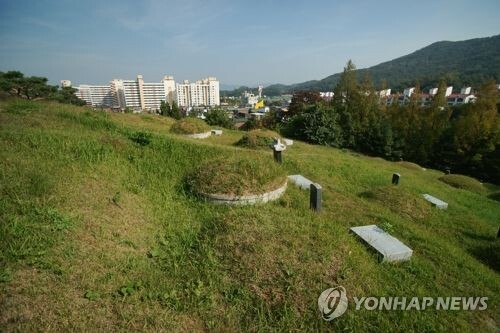 서울 강남구 일원동 일원터널 위에 위치한 공원묘지 모습. 2016. 10. 15.[연합뉴스 자료사진]