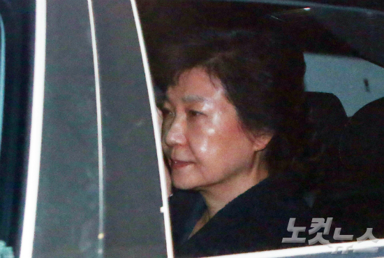 파면 21일 만에 뇌물 등의 혐의로 구속된 박근혜 전 대통령이 31일 새벽 경기도 의왕시 서울구치소로 들어서고 있다. (사진=황진환 기자)