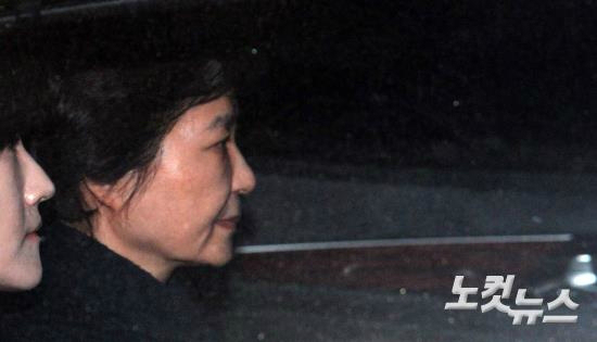 파면 21일 만에 구속된 박근혜 전 대통령이 31일 새벽 경기도 의왕시 서울구치소로 들어서고 있다. (사진=황진환 기자)