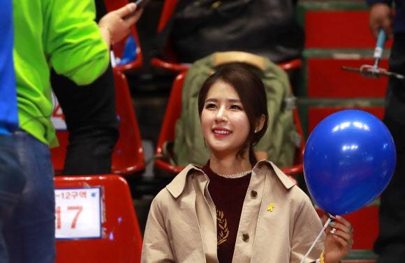 문재인 지지 선언한 치어리더 박기량 씨 - 최근 더불어민주당 대선 주자인 문재인 전 대표 지지를 선언한 치어리더 박기량 씨가 31일 오후 부산 사직실내체육관에서 열린 더불어민주당 제19대 대통령후보자 영남권역 선출대회에 참석해 문재인 캠프 지지자들과 응원전을 펼치고 있다.연합뉴스 문재인 지지 선언한 치어리더 박기량 씨 - 최근 더불어민주당 대선 주자인 문재인 전 대표 지지를 선언한 치어리더 박기량 씨가 31일 오후 부산 사직실내체육관에서 열린 더불어민주당 제19대 대통령후보자 영남권역 선출대회에 참석해 문재인 캠프 지지자들과 응원전을 펼치고 있다.연합뉴스