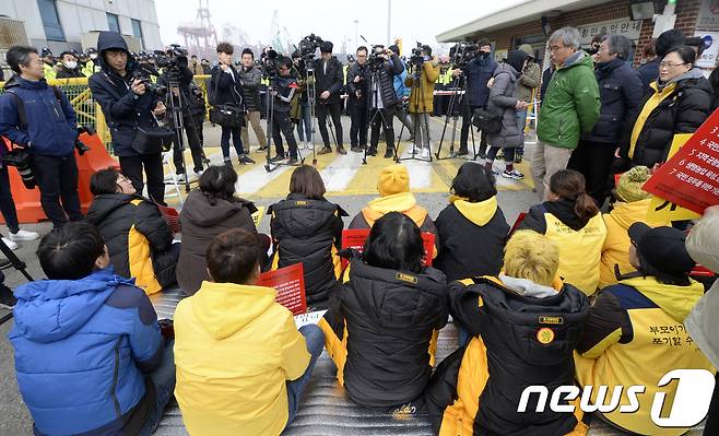 1일 오전 목포신항 앞에서 세월호 참사 희생자 유가족들이 황교안 대통령 권한대행과의 면담을 요구하고 있다. 2017.4.1/뉴스1 © News1 안은나 기자