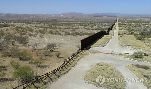 미국 애리조나 주 남부도시 노갈레스에 있는 미국-멕시코 국경 지대의 장벽[AP=연합뉴스]
