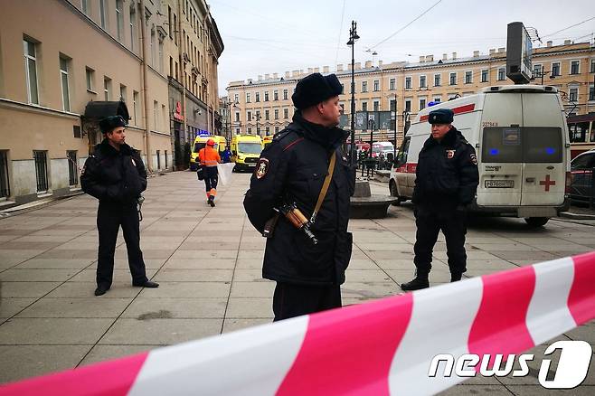 지난 3일(현지시간) 테러가 발생한 상트페테르부르크 공과대역에서 수사를 벌이고 있는 러시아 경찰. (자료사진) © AFP=뉴스1