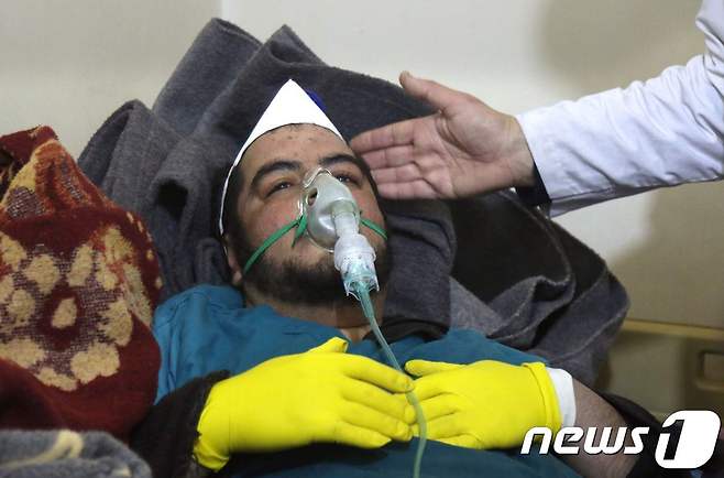 시리아 이들리브 지역에서 4일 독가스 공격을 받은 한 남성이 긴급 이송되고 있다.© AFP=뉴스1