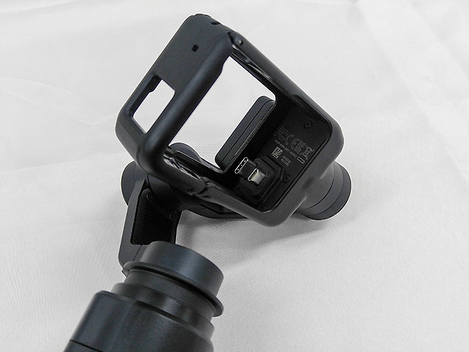 관절은 3축 구조를 갖춰 여러 방향에서 발생하는 흔들림을 줄여준다