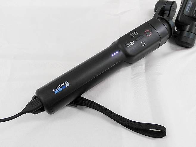 액션캠과 짐벌을 연결한 상태에서 둘을 동시에 충전할 수도 있다