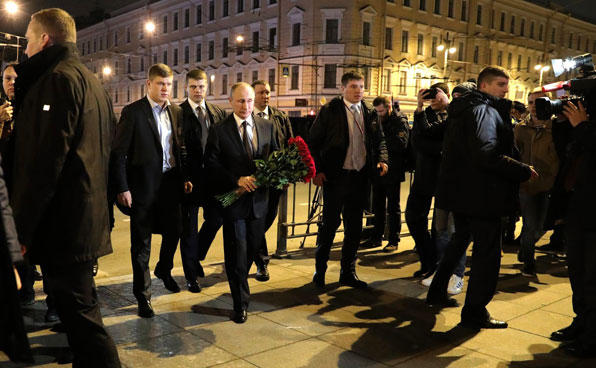 3일밤 푸틴 대통령이 테흐놀로기체스키 인스티투트역에 들러 헌화하는 모습