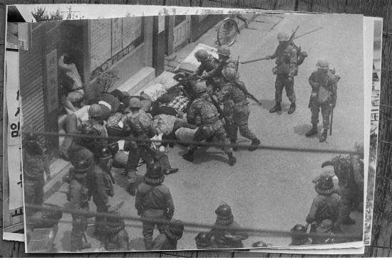80년 5.18 당시 계엄군의 광주 시민 강제 진압 (사진=5.18 기념재단 제공)