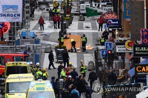 7일(현지시간) 트럭 돌진 테러가 일어난 스웨덴 스톡홀름 번화가 드로트닝가탄[AFP=연합뉴스]