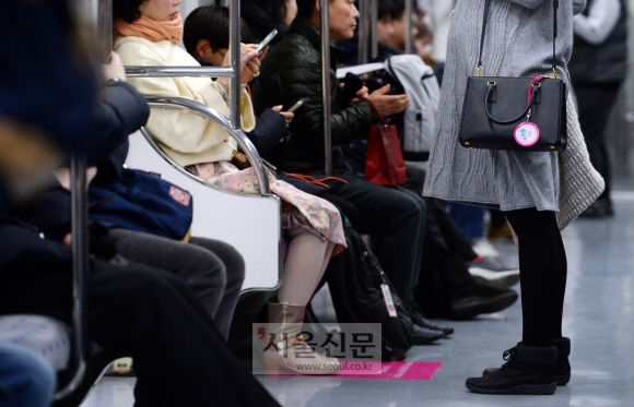 박지혜씨가 가방에 임산부 배려 배지를 달고 배려석 앞에 서 있었지만 35분 거리의 목적지에 도착할 때까지 그녀에게 좌석을 양보한 사람은 아무도 없었다.