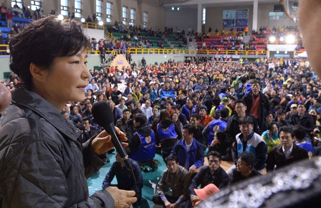 2014년 4월17일, 당시 대통령이던 박근혜씨가 세월호 참사 현장에 나타났다. 박씨는 실종자들을 만나 “철저한 조사와 원인 규명으로 책임질 사람은 엄벌토록 할 것”이라고 약속했다. 그 약속은 물론 지켜지지 않았다. 청와대사진기자단