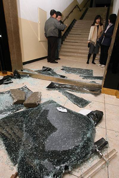 ⓒ연합뉴스 2009년 1월4일 서울 능동의 어린이회관 내 육영재단 사무실에 괴한 50여 명이 난입해 각종 서류 등을 챙겨 달아났다.