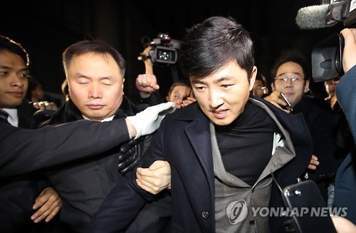 2016년 2월 6일 서초구 서울중앙지법에서 열린 최순실 씨 재판에 증인으로 출석했던 고영태 전 더블루K 이사가 법정을 나서 차에 타고 있다. [연합뉴스 자료사진]