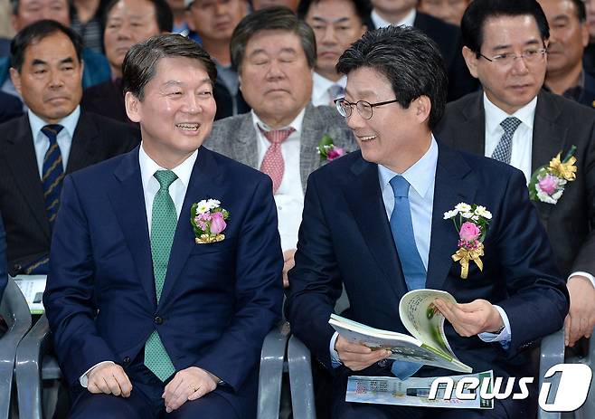 안철수 전 국민의당 상임공동 대표와 유승민 바른정당 의원 /뉴스1 © News1 박세연 기자