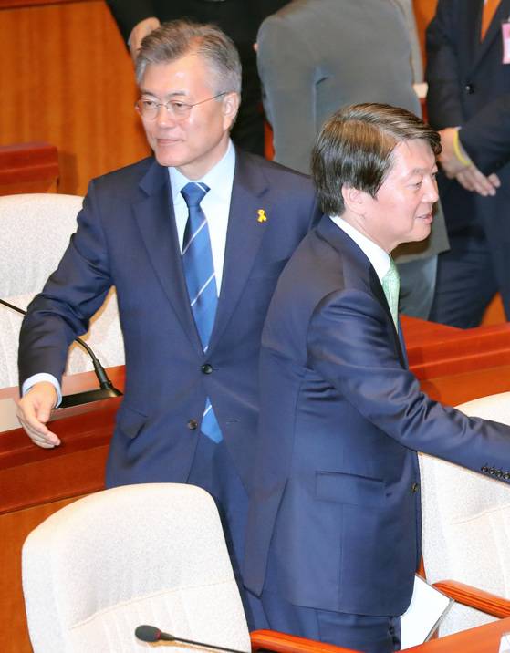 문재인 더불어민주당, 안철수 국민의당 대통령후보가 12일 국회에서 열린 국회헌법개정특별위원회 전체회의에 참석했다가 자리를 떠나고 있다. 박종근 기자