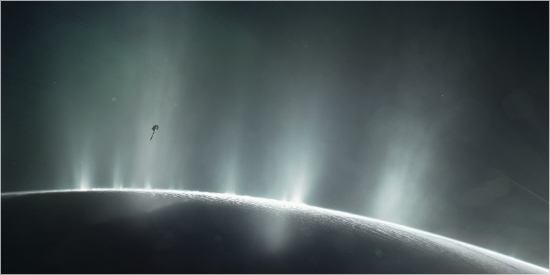 엔켈라두스의 얼음층에 생긴 균열에서 뿜어져 나온 깃털 모양의 물기둥(수증기). 얼음층 아래에는 바다가 있으며, 생명활동에 필요한 수소분자가 풍부하게 포함된 것으로 확인됐다. (사진=NASA 제공)