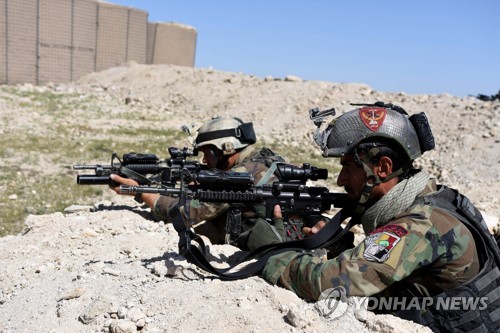 지난 14일 아프가니스탄 동부 낭가르하르 주에서 아프간군이 IS 소탕 작전에 참가하고 있다.[EPA=연합뉴스 자료사진]