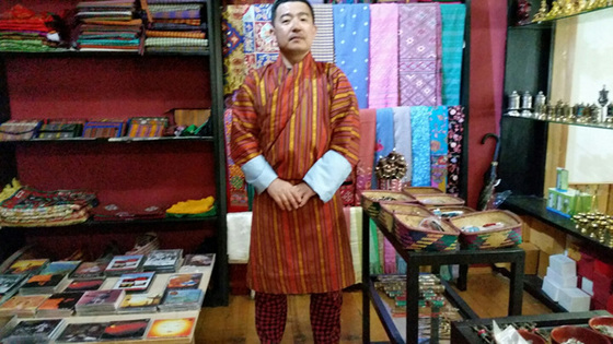 파루의 한 리조트 숍에서 부탄 남성 전통복장 고(Gho)를 입어봤다. 의외로 잘 어울려 깜짝 놀랐다. 사진 속 제품은 85달러다.