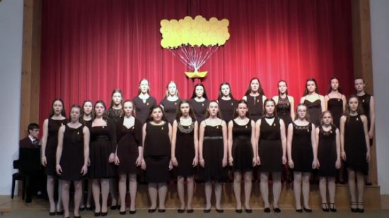 독일 요하네스 네포묵 고등학교 소녀합창단이 노란 리본을 달고 한국 가곡 ‘향수’를 합창하고 있다.