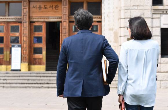 부부가 같은 업종에서 일하는 것은 희로애락을 공유하고 서로의 일을 이해할 수 있다는 장점이 있다. 특히 그 부부가 공무원이라면 주변에선 “직장이 안전하고 연금이 보장된다”며 부러워할 수도 있다. 많은 공무원 부부들은 그런 시선에 다소 억울함을 토로하기도 하고, 육아·보육의 장점에 대해서는 호응을 보낸다.손형준 기자 boltagoo@seoul.co.kr 부부가 같은 업종에서 일하는 것은 희로애락을 공유하고 서로의 일을 이해할 수 있다는 장점이 있다. 특히 그 부부가 공무원이라면 주변에선 “직장이 안전하고 연금이 보장된다”며 부러워할 수도 있다. 많은 공무원 부부들은 그런 시선에 다소 억울함을 토로하기도 하고, 육아·보육의 장점에 대해서는 호응을 보낸다.손형준 기자 boltagoo@seoul.co.kr