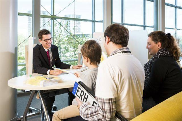 ”축하드립니다. 앞으로 사고 없이 행복하게 타세요.”라고 말하고 있겠지?