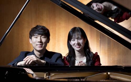 한무대에 서는 피아니스트 아내와 첼리스트 남편 (서울=연합뉴스) 김도훈 기자 = 오는 20일 '러시안 첼로' 무대에 함께 오르는 피아니스트 노예진, 첼리스트 문태국 부부가 17일 오후 서울 종로구 금호아트홀에서 연합뉴스와의 인터뷰 중 포즈를 취하고 있다. 이들 부부는 이번 공연에서 러시아의 대표 작곡가들의 유명한 첼로 레퍼토리를 선보일 예정이다. 2017.4.17