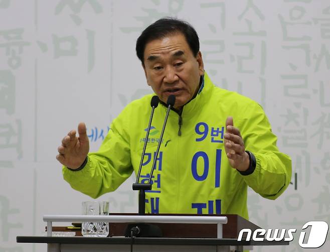 이재오 늘푸른한국당 대선후보가 지난 19일 세종시청에서 기자회견을 갖고 있다. © News1