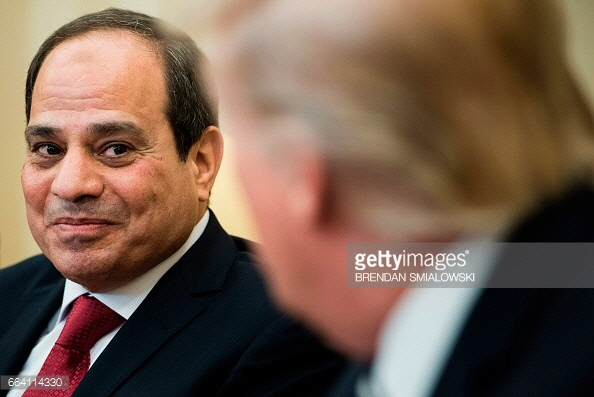 압델 파타 엘시시 이집트 대통령(왼쪽)이 지난 3일 미국 워싱턴의 백악관에서 도널드 트럼프 대통령과 만나고 있다. |Getty Images