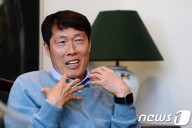 차범근 FIFA U-20 월드컵조직위원회 부위원장이 18일 오후 서울 종로구 평창동 자택에서 뉴스1과 인터뷰를 갖고 있다. 2017.4.18/뉴스1 © News1 임세영 기자