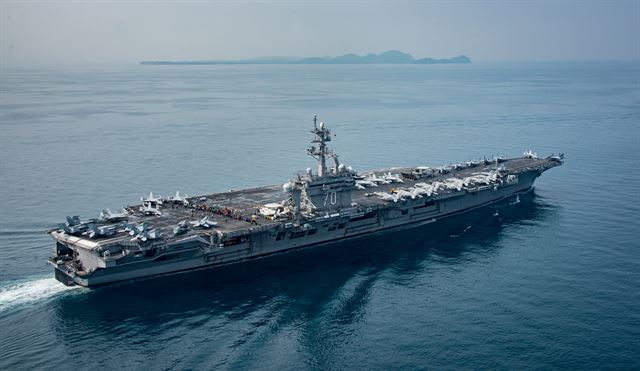 미 항모 칼빈슨함이 15일 인도네시아 순다 해협을 지나고 있다. 미해군 flickr.