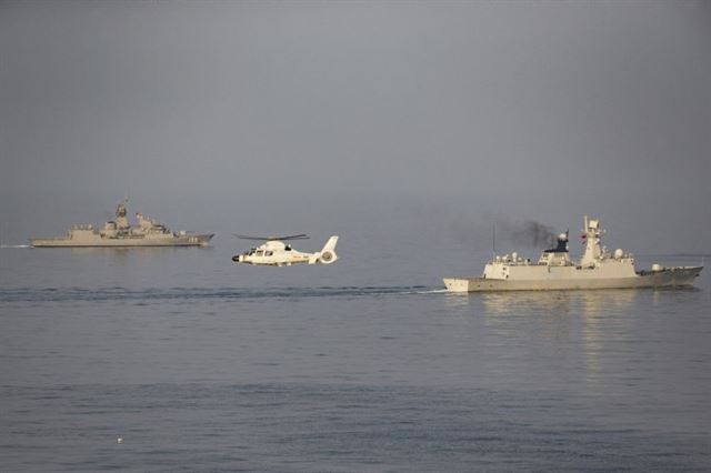 호주 해군 호위함 HMAS Ballarat(왼쪽)과 중국 해군 호위함 Huangshan이 18일 남중국해에서 탐색구조 훈련을 하고 있다. 왕립 호주 해군 홈페이지 19일자 보도.