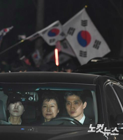 박근혜 전 대통령이 지난 3월 31일 새벽 경기도 의왕시 서울구치소로 들어서고 있다. (사진=황진환 기자/자료사진)