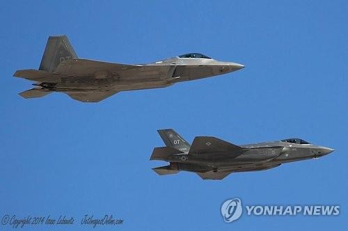비행중인 미국의 스텔스기 F-22(왼쪽)와 F-35. 2016.11.2 [미 국방부 제공=연합뉴스]