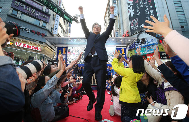 문재인 더불어민주당 대선 후보가 22일 부산 서면 젊음의 거리에서 열린 집중유세에서 지지자들의 환호에 손을 흔들며 화답하고 있다. 2017.4.22/뉴스1 © News1 허경 기자