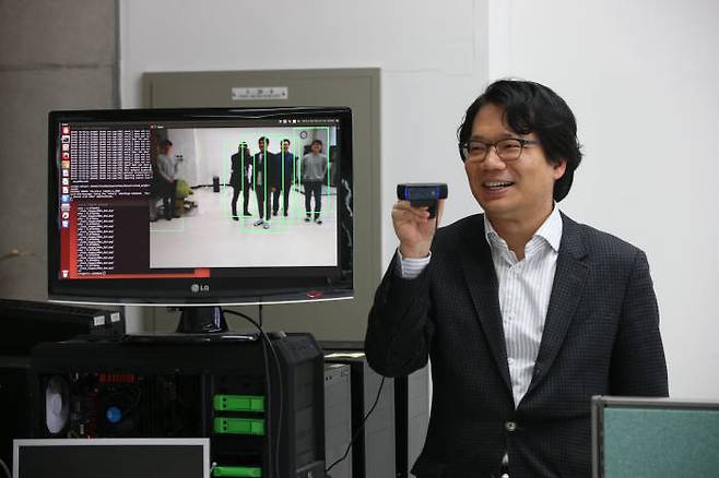 김준모 KAIST 전기 및 전자공학부 교수가 학생들과 내년부터 시작될 '인공지능 개론과 설계 응용' 수업 강의자료를 준비하고 있다. 학생들의 모습을 직접 카메라로 찍어 '보행자 인식 기술'의 원리를 설명하고 있다.