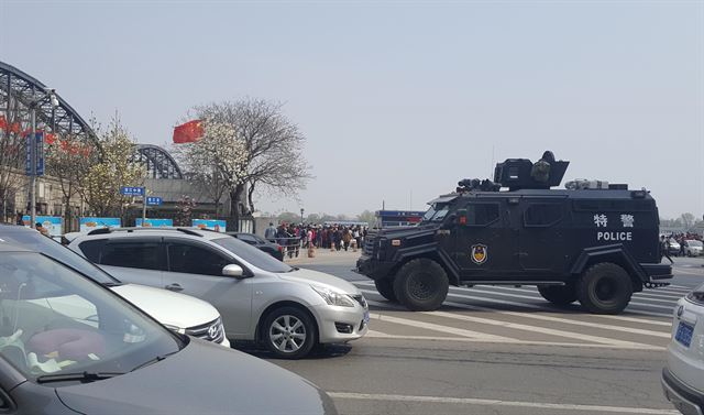 23일 북중 접경지역인 중국 랴오닝성 단둥시 조중우의교 부근에 무장경찰 차량이 배치돼 있다. 단둥=양정대 특파원