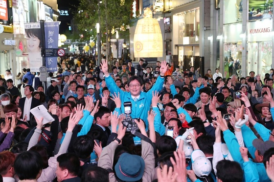 바른정당 유승민 대통령 후보가 22일 대구 동성로에서 지지자들에 둘러싸여 손을 흔들고 있다. [사진 바른정당]