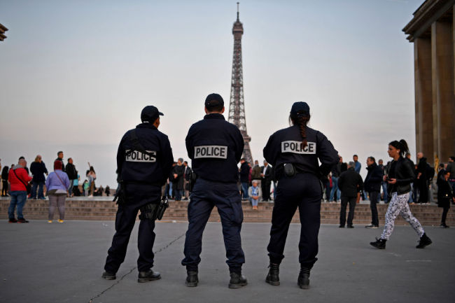 에펠타워 근처의 파리 경찰관. 지난 21일 샹젤리제 거리에서 경찰을 대상으로 한 총격 테러가 발생해 프랑스 대선에 막판 변수로 등장했다. [사진=게티이미지]