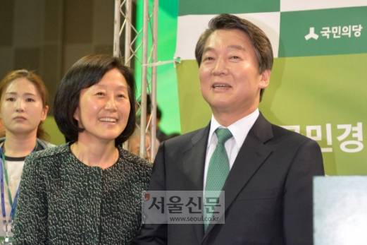 안철수 국민의당 대선후보와 부인 김미경씨 - 서울신문 DB. 안철수 국민의당 대선후보와 부인 김미경씨 - 서울신문 DB.