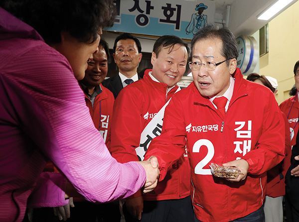 ⓒ연합뉴스 4월10일 홍준표 자유한국당 대선 후보(오른쪽)가 김재원 후보 지원 유세를 위해 경북 상주시를 방문했다.