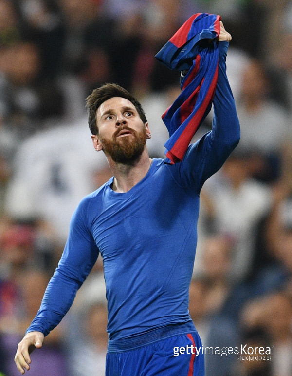 바르셀로나 리오넬 메시가 24일 레알 마드리드전에서 극장골을 터뜨려 팀을 승리로 이끈뒤 유니폼 상의를 벗어 환호하고 있다. 사진/Getty Images이매진스