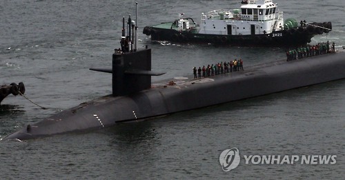 미국 7함대 소속의 오하이오급 핵추진 잠수함인 미시간호(SSGN 727)가 2015년 6우월 23일 낮 해군 부산기지에 입항하고 있다. [연합뉴스 자료사진]