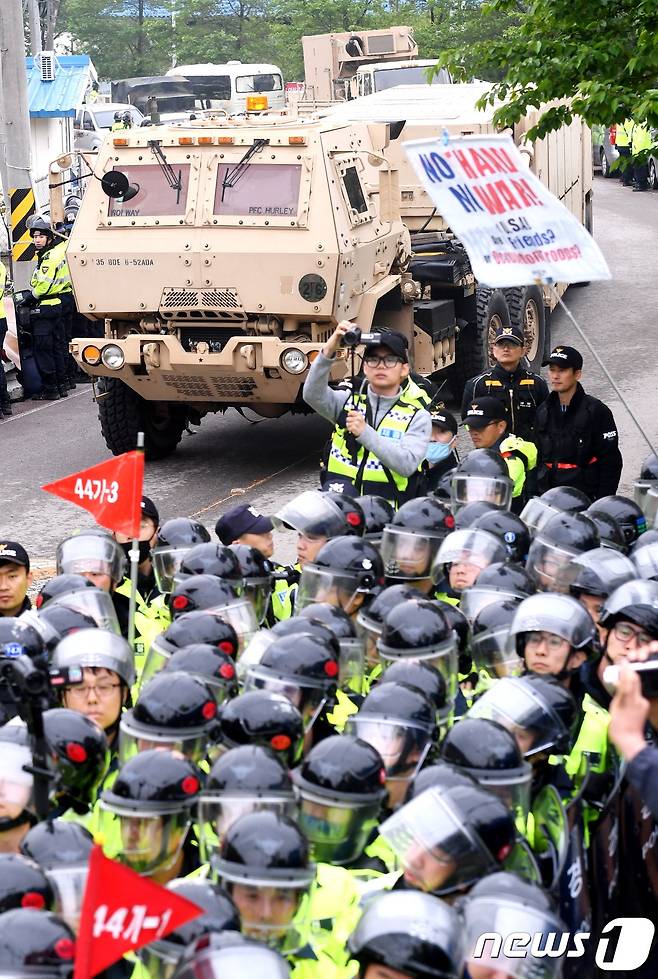 26일 오전 경북 성주골프장으로 사드(THAAD·고고도미사일방어체계) 장비를 실은 트레일러가 경찰 통제 속에 들어가고 있다. 골프장 입구에서는 이에 반대하는 주민들과 경찰이 대치하고 있다. 2017.4.26/뉴스1 © News1 이종현 기자