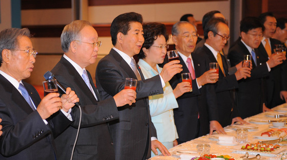 2008년 1월 당시 노무현 대통령이 서울 코엑스 그랜드볼룸에서 열린 경제계 신년인사회에 참석해 재계 인사들과 건배하고 있다. [중앙포토]