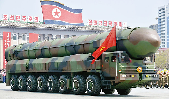 중국제 16륜 발사차량에 실린 북한의 대륙간탄도미사일 KN-08 © 양욱 제공